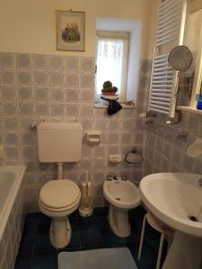 a bathroom with a toilet and a sink and a tub at Se mi vuoi lasciare in Carcare +18 photos