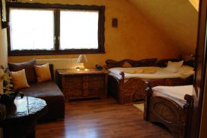 ヴィスワにあるWilla Stareczkaのリビングルーム(ベッド2台、ソファ付)