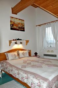 sypialnia z dużym łóżkiem w pokoju w obiekcie Tatralandia Holiday Home 347 w Liptowskim Mikulaszu
