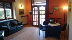 a living room with a table with a laptop on it at B&B Verde Irpinia in Gesualdo