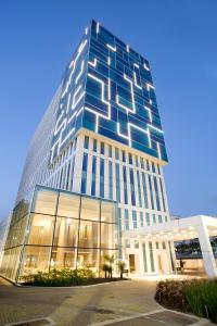 un edificio de cristal alto con muchas ventanas en Venit Mio Hotel, en Río de Janeiro