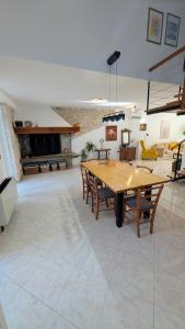 a large living room with a table and chairs at Appartameno Calnova in Vodnjan