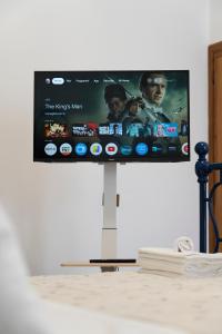 a flat screen tv sitting on top of a table at Villa Pia in Bevagna