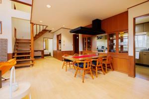 a kitchen and dining room with a table and chairs at 山水苑-道-温泉付き貸別荘ガイアリゾート in Zao