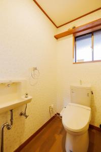 a bathroom with a white toilet and a sink at 山水苑-道-温泉付き貸別荘ガイアリゾート in Zao +26 photos