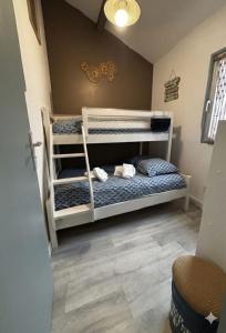 a bedroom with two bunk beds in a room at Le Van T2 Spacieux 44m2 wifi Clim in Valras-Plage