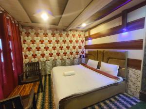 a small bedroom with a bed and a bench at Hotel GRITTI CASTLE in Wāmpor +7 photos