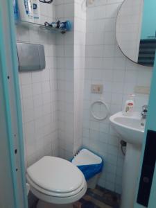 Baño pequeño con aseo y lavamanos en Clear and Cheap, en Bari