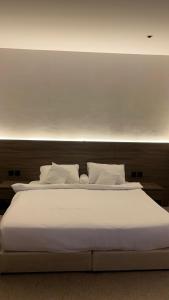 a large bed with white sheets and pillows at استديو in Medina