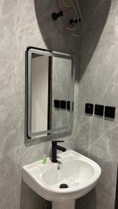 a bathroom with a white sink and a mirror at استديو in Medina