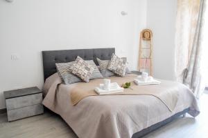 a bedroom with a large bed with two towels on it at Profumo di Vigna - Roero in Occhetti