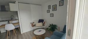 a small living room with a table and chairs at Studio cosy in Écouflant