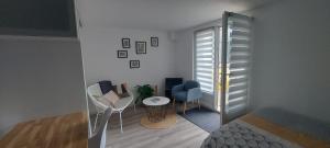 a room with a bed and a table and chairs at Studio cosy in Écouflant