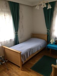 A bed or beds in a room at Appartements-Ella