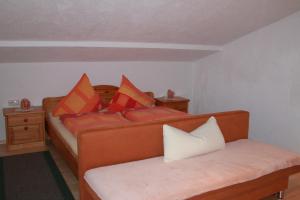Łóżko lub łóżka w pokoju w obiekcie Ferienwohnung Tummener