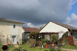 A garden outside Appartements-Ella