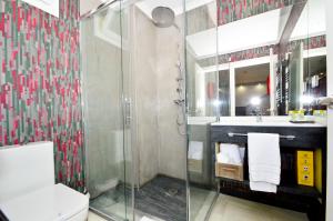 Ein Badezimmer in der Unterkunft The Zentral Arenal Suites