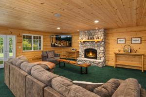 a living room with a couch and a fireplace at River Road Lodge by NW Comfy Cabins in Leavenworth