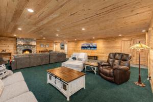 a living room with furniture and a fireplace at River Road Lodge by NW Comfy Cabins in Leavenworth +73 photos