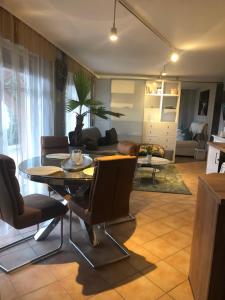 a living room with a table and chairs at Ferienwohnung Am Eichenberg in Blankenburg