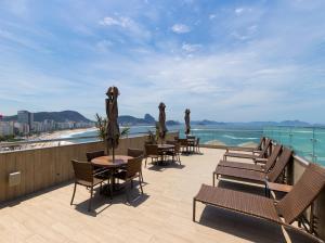 Un patio sau altă zonă în aer liber la Orla Copacabana Hotel