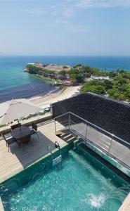 a swimming pool with a table and a beach at Orla Copacabana Hotel in Rio de Janeiro