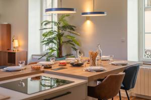 a dining room table with two chairs and a tableweredotent at Le St Géraud, 3 chambres, Prémium avec Fibre, Centre Aurillac in Aurillac