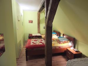 Łóżko lub łóżka w pokoju w obiekcie Dwór Klewiny