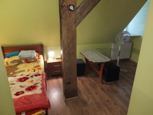 Łóżko lub łóżka w pokoju w obiekcie Dwór Klewiny
