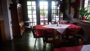 Afbeelding uit fotogalerij van Gästehaus-Weingut Michael Scholer in Schleich +6 foto's