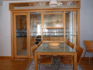 a dining room with a table and a glass cabinet at Piso Azul in Arévalo