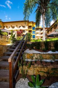 een trap naar een gebouw met een palmboom bij Natal Dunnas Hotel in Natal
