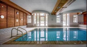 an indoor swimming pool with a pool at Villaggio Turistico Ploner in Carbonin