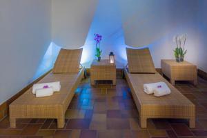 two wicker chairs with towels on them in a room at Villaggio Turistico Ploner in Carbonin