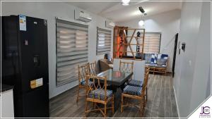 ein Esszimmer mit einem Glastisch und Stühlen in der Unterkunft La toure in M'bour