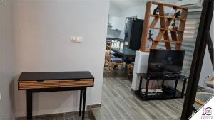 ein Wohnzimmer mit einem Tisch und ein Wohnzimmer mit einer Treppe in der Unterkunft La toure in M'bour