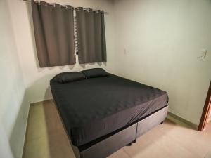 a small bed in a room with a window at Recanto do entardecer in Socorro +32 photos