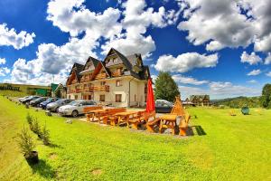 un grand bâtiment avec un tas de tables et de bancs dans l'établissement Willa Swoboda Garden Spa, à Zakopane