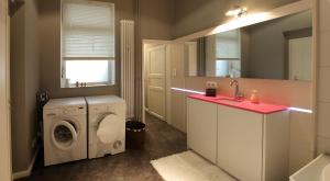 a bathroom with a washing machine and a sink at quartier kiel in Kiel