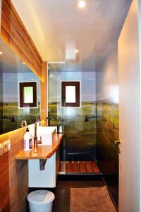 A bathroom at Chalet Le Forestier