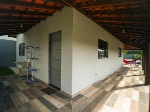 a room with a white wall and a door at Recanto do entardecer in Socorro