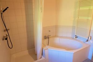 ein Badezimmer mit großer Badewanne und Dusche in der Unterkunft Chalet Ried Naturpark Diemtigtal in Diemtigen + 21 Fotos