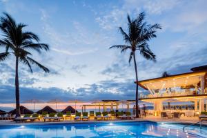un complexe avec une piscine et des palmiers dans l'établissement Villa Premiere Boutique Hotel & Romantic Getaway - Adults Only, à Puerto Vallarta