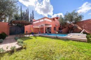 a house with a yard with a swimming pool at Private Villa with Pool and Hammam Marrakech in Oulad Akkou