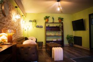 a living room with a couch and a table at Le 8 Suite Spa Privative Sauna et Jacuzzi parking gratuit in Mâcon