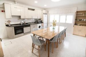 a kitchen with a wooden table and chairs at Tres Coronas in Olite