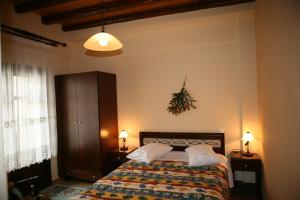 sypialnia z łóżkiem z 2 stolikami nocnymi i 2 lampami w obiekcie Xenonas Agnanti w mieście Neraidochori