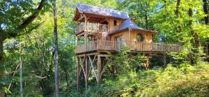 a tree house in the middle of the forest at Les 7 Montagnes in Lourdes