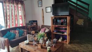 a living room with a couch and a television at KositasRikas B&B in Viña del Mar