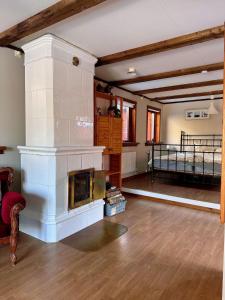 ein Wohnzimmer mit Kamin und ein Schlafzimmer in der Unterkunft Bart’s loft in Älmhult